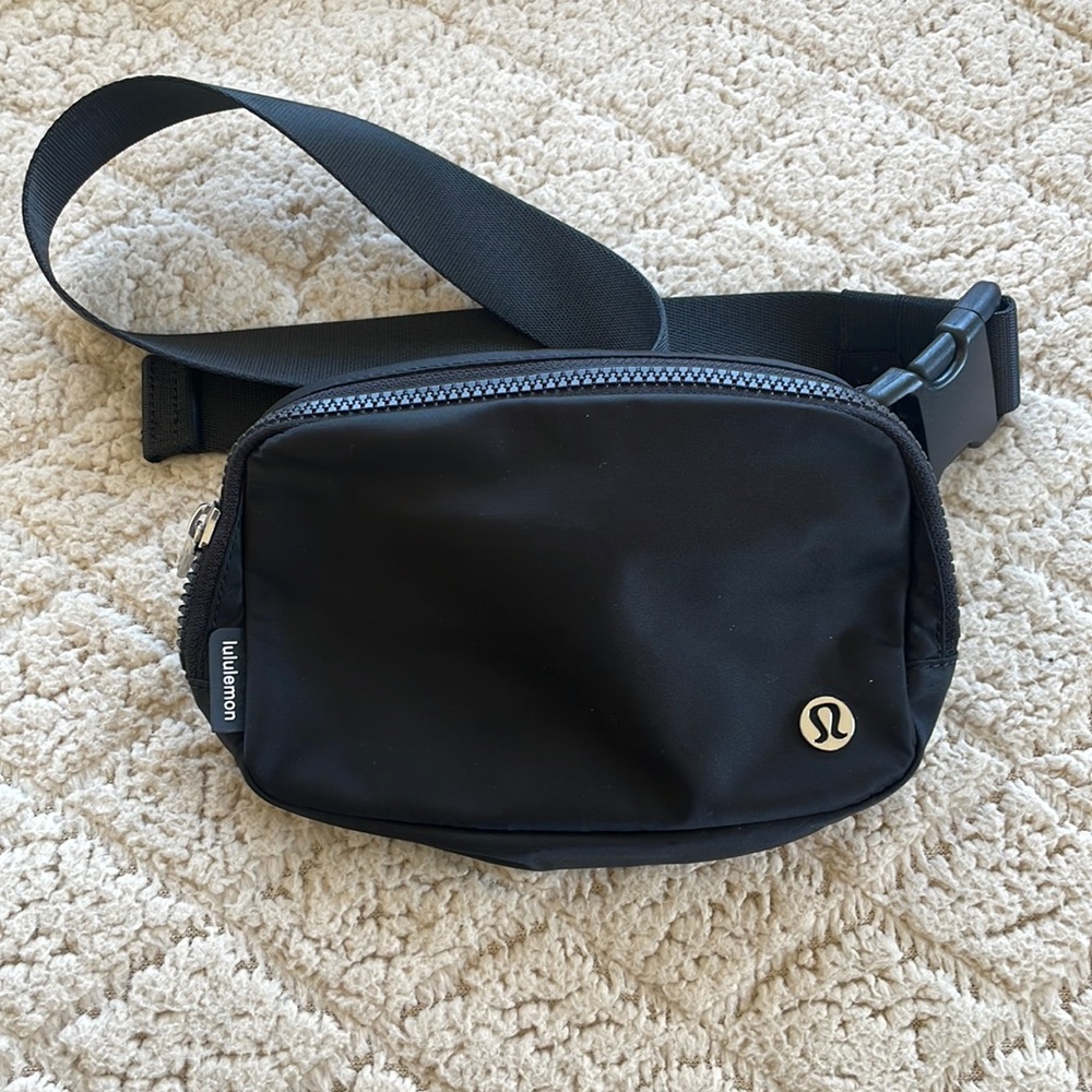 Lululemon viral everywhere belt bag NWOT